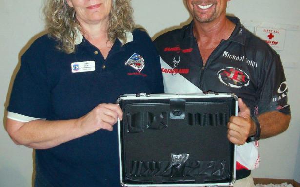 Michael Voight with prize from Maxrounds